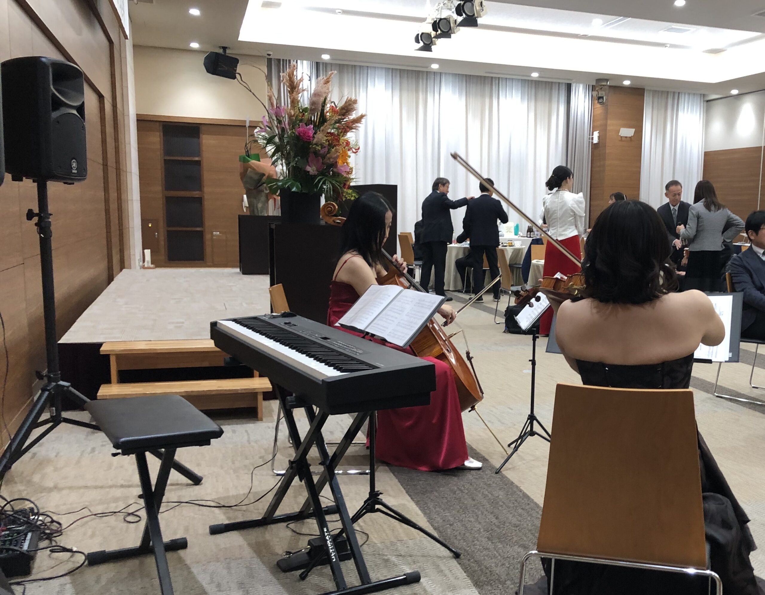 記念式典後の懇親会にてピアノトリオ演奏|おとむすびは愛知県・安城・西尾・刈谷・碧南・知立の演奏サービス（音楽演奏・音楽教室・音楽レッスン・文化体験事業）を提供しています