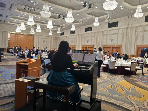 懇親会中のBGM演奏（名古屋マリオットアソシアホテル タワーズボールルーム）|おとむすびは愛知県・安城・西尾・刈谷・碧南・知立の演奏サービス（音楽演奏・音楽教室・音楽レッスン・文化体験事業）を提供しています