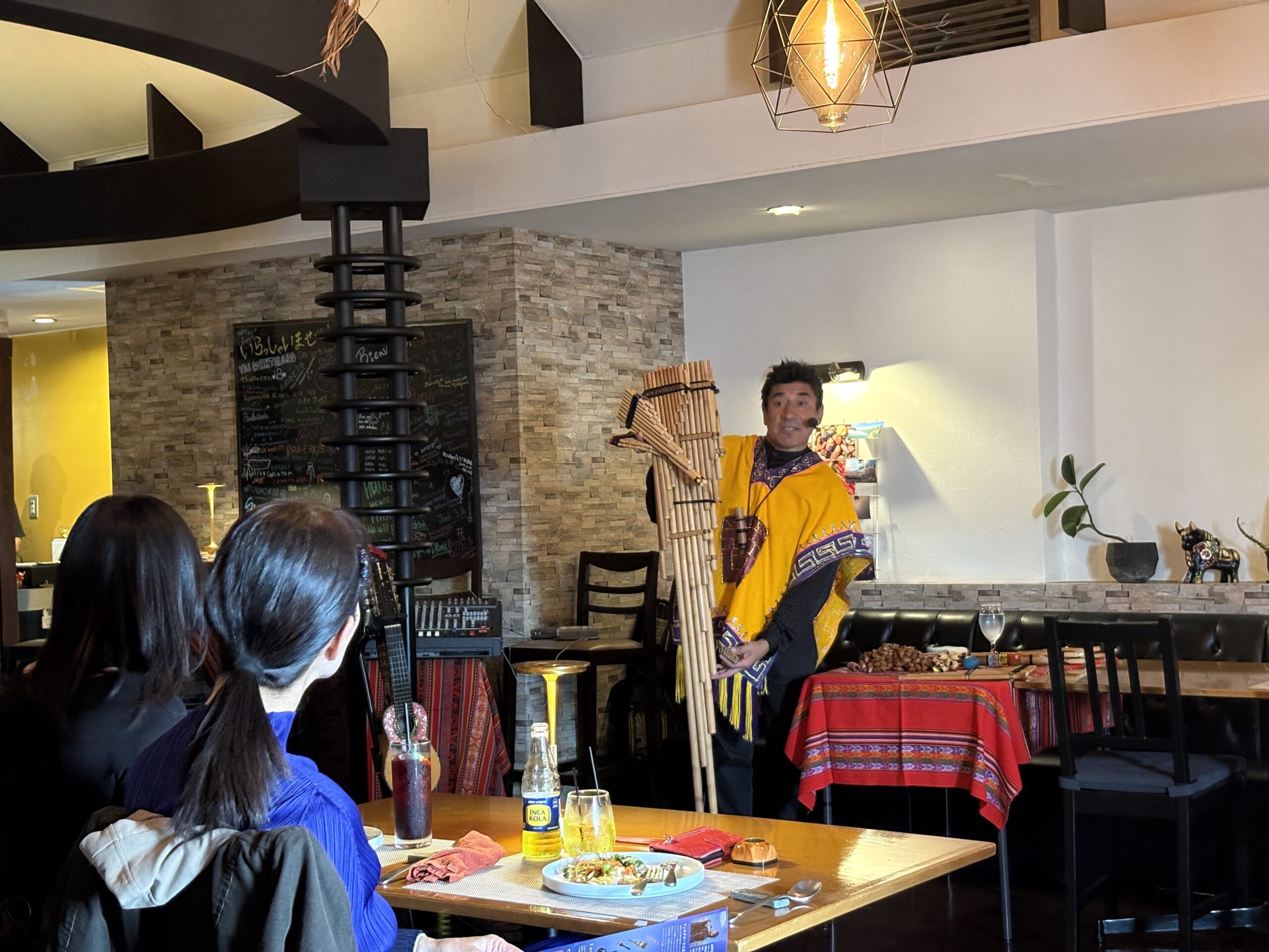 ペルー料理レストランDe la koncha フォルクローレスペシャルランチショー／ANTONIO CAMAQUE（アントニオ・カマケ）|おとむすびは愛知県・安城・西尾・刈谷・碧南・知立の演奏サービス（音楽演奏・音楽教室・音楽レッスン・文化体験事業）を提供しています